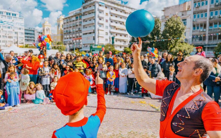 Πλήθος μικρών και μεγάλων στο ξέφρενο αποκριάτικο καρναβαλοπάρτι του Δήμου Πειραιά