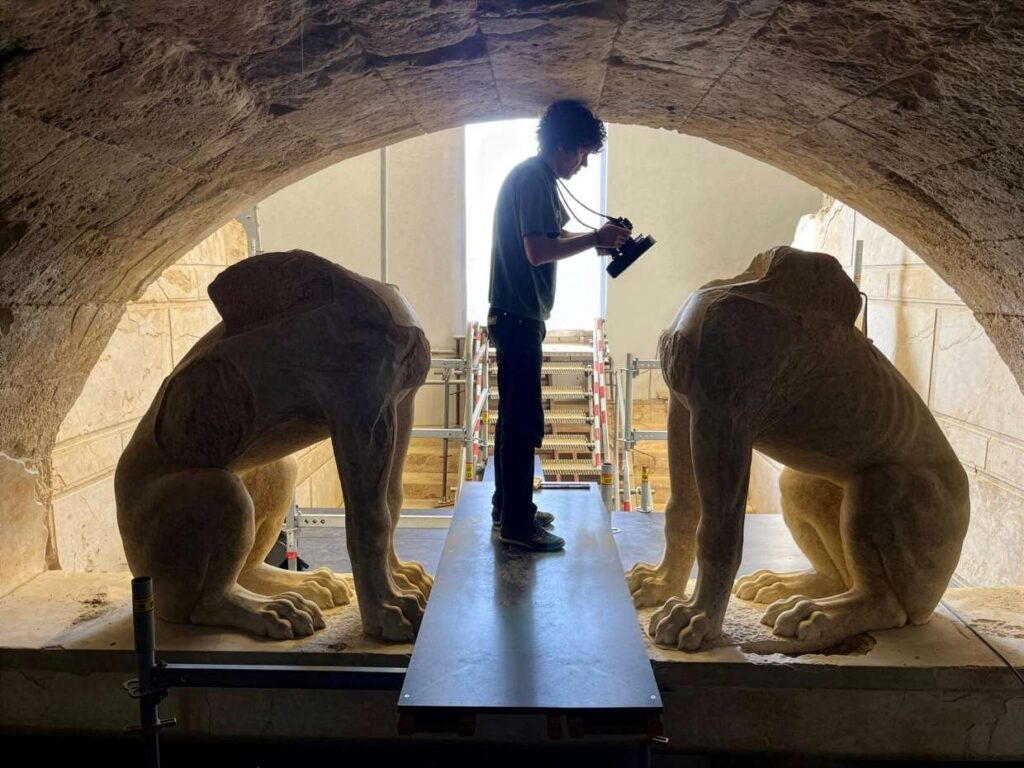 Αμφίπολη: Τύμβος Καστά, ταφικό μνημείο. Πρόσοψη με Σφίγγες