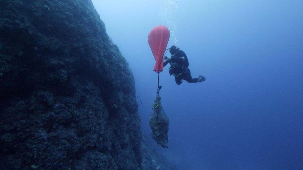 Ανέλκυση αμφορέα από το ναυάγιο ΚΘ1 Φωτογραφία Ι. Γλαμπεδάκης