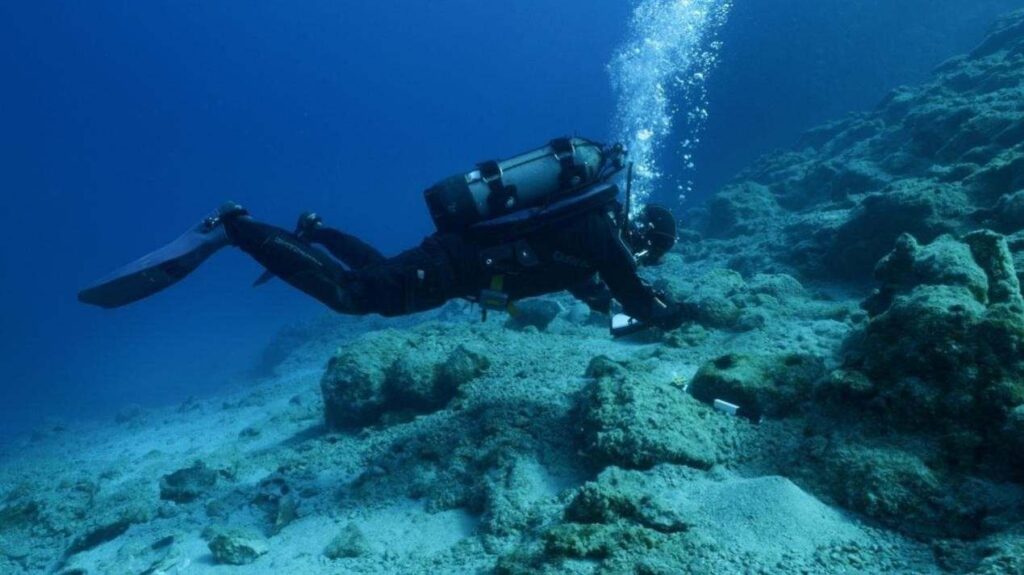 Φωτογράφιση προϊστορικής άγκυρας Φωτογραφία Σ. Αποστολόπουλος
