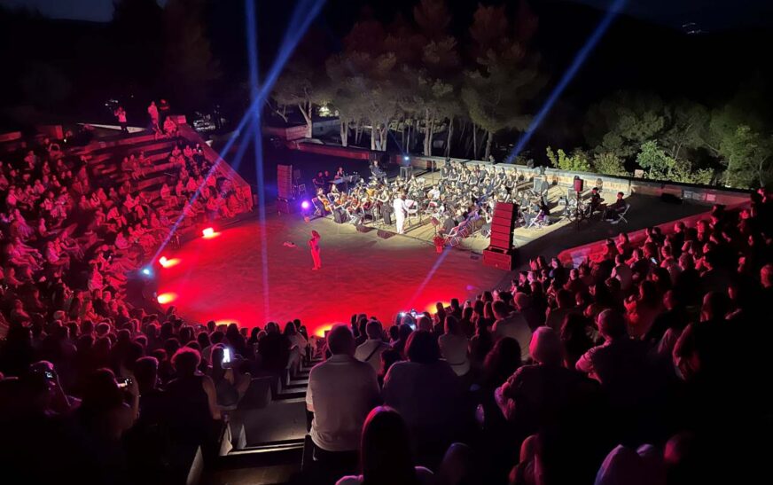 Με αφιέρωμα στα τραγούδια του Θάνου Μικρούτσικου ξεκίνησε το 8ο Φεστιβάλ Δελφών